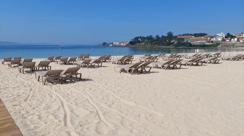 Tumbonas colocadas en la playa de Silgar, en Sanxenxo, a 31 de mayo