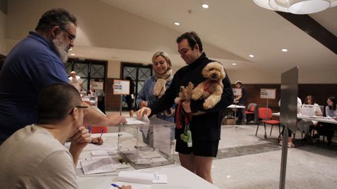 Votantes en el colegio instalado en el Palacio de la pera