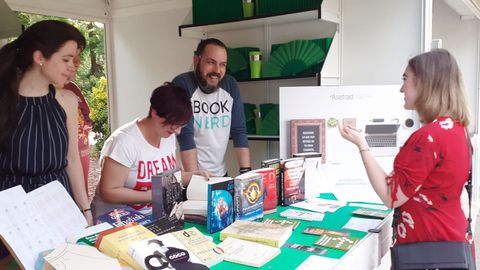 Pilar Ramrez, traductora de Los juegos del hambre, firmando ejemplares en la caseta de la asociacin de traductores en la Feria del Libro de Madrid