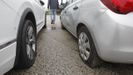 Pinchan las ruedas de una veintena de coches aparcados en Lavacolla