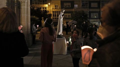 No hubo procesión de Fátima pero algunos fieles se dieron cita en torno a la imagen de la virgen en el atrio del templo de O Couto