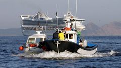 Pesqueros de bajura navegando por la ra de Vigo, con un crucero turstico al fondo (foto de archivo)