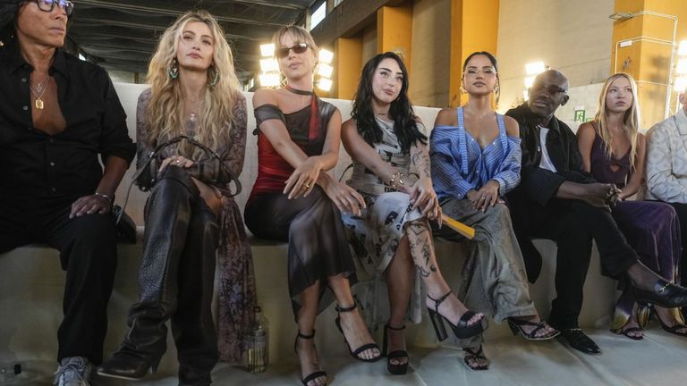 Así ha sido el reencuentro entre Ester Expósito y Paris Jackson un año después del incómodo desplante