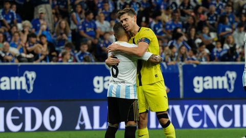 Santi Cazorla yJuan Foyth se abrazan al final del partido