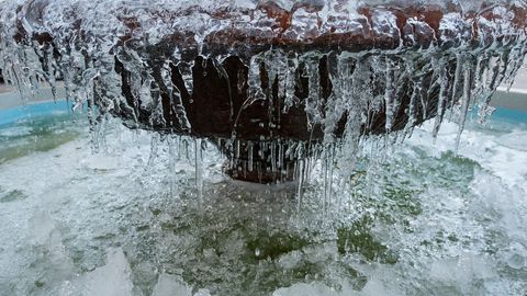 Vista de una fuente congelada en Vern donde esta noche se ha registrado la temperatura mnima de Galicia con -7,7C que han marcado los termmetros