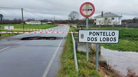 Temporal: carretera cortada en Pontello dos Lobos (Castro de Rei) por un socavón