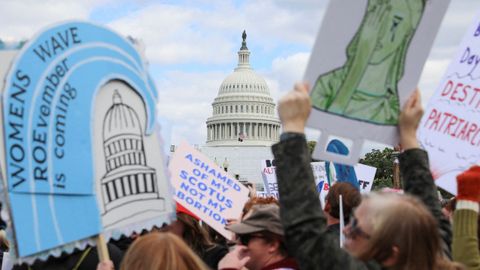 Miles de personas marcharon en Washington en defensa del aborto, a un mes de las elecciones legislativas de medio mandato.