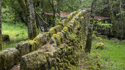 Un antiguo canal elevado para conducir el agua hasta los molinos