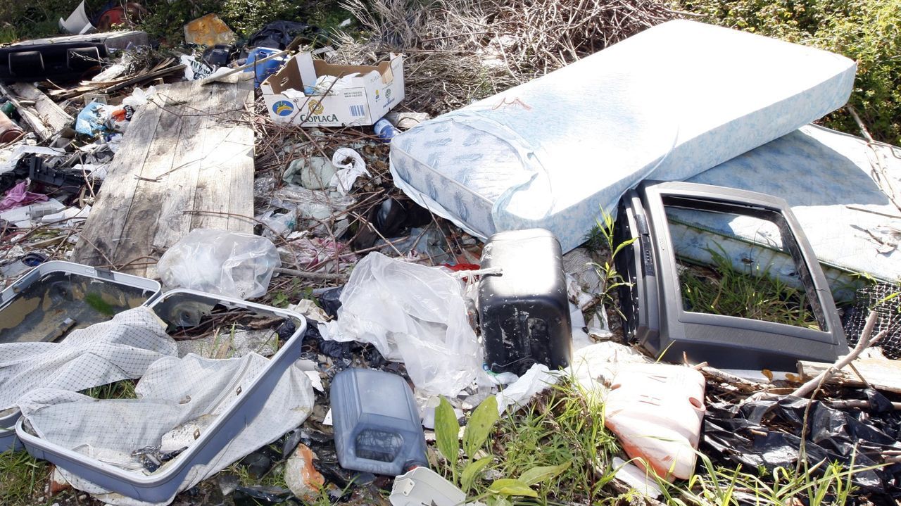 En imagen de archivo, residuos depositados en un lugar no habilitado en A Mari�a