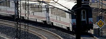 Un tren en la curva de A Grandeira, con la velocidad limitada ahora a 30, donde hace casi tres meses se accident un Alvia provocando la muerte de 79 personas.