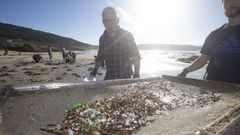 Para recoger las diminutas bolitas de plstico, voluntarios emplearon ayer coladores, escurrideras, recogedores, escobas y hasta tamices como este, en la playa de Nemia (Muxa(