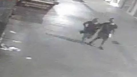 ¿Reconoces a esta pareja captada en vídeo en Sabadell? Si es así contacta con los Mossos, puedes ayudar a esclarecer un crimen