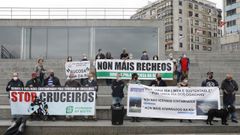 Asociaciones ecologistas se manifestaron ayer en Vigo contra la presencia de grandes cruceros y la realizacin de nuevos rellenos en la ra.
