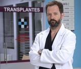 En la serie, Carlos Villarino representa a uno de los mejores cirujanos de un ficticio hospital.  