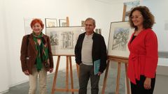 Santiago Cataln con los dibujos que dona al Museo Provincial y con la vicepresidenta provincial y la directora del museo