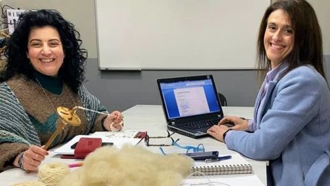 Beatriz Carbón (derecha) y Lola Logaro, en el taller de esta última en Ourense, con lana de oveja gallega e hilo