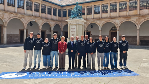 De izquierda a derecha, Rub�n Naya, plata en salto de altura; Jaime Bueno, campe�n de Espa�a de 10.000 metros sub23; Mar�a Rodr�guez, plata en judo; Marcos Serrano, bronce en judo; Marta Mateo, vicerrectora de Extensi�n Universitaria y Proyecci�n Cultural; Ignacio Villaverde, rector; Javier Fern�ndez R�o, director de �rea de Deportes; Mateo V�zquez, oro por equipos y plata en logboard (surf); Rub�n L�pez, entrenador del equipo de surf; Kenia L�pez, oro por equipos, plata en longboard y oro en tabla corta (surf); Daniel Otero, bronce en skiff individual (remo); Irene Fern�ndez, plata en k�rate; Eva Otero, plata en k�rate, y Rub�n Arenas Zapata, bronce en k�rate.