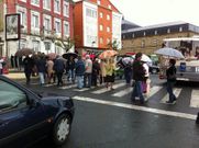 Participantes cruzando por un paso de peatones en la protesta de Ferrol Vello que reclamaba la restituci�n de dos l�neas de autob�s