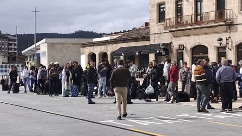 Colas de viajeros ante la estación de Ourense por la huelga de transporte