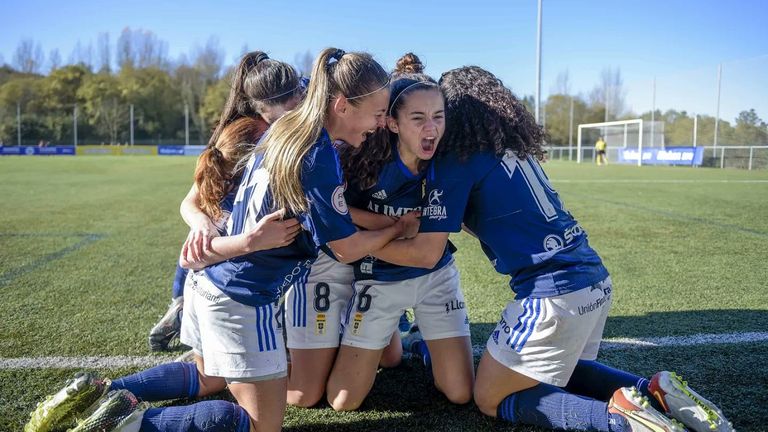 Lucía Vallejo, en el centro, celebra su gol al DUX Logroño