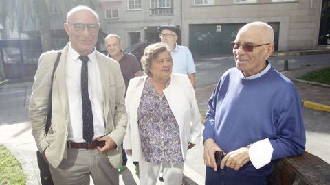 Rafael Pillado (a la derecha) a su llegada al juzgado de Ferrol, acompañado de su abogado y de Cristina Almeida