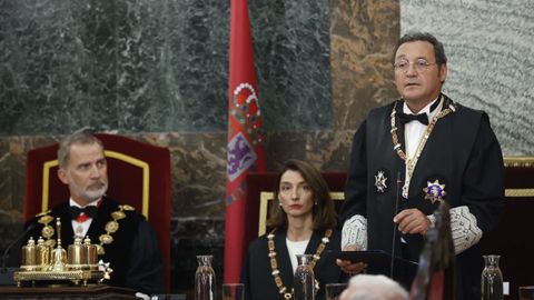 En pie, Álvaro Ortiz durante su discurso en la inauguración del año judicial.