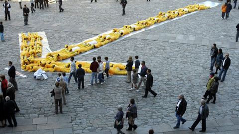 La Asociación Amigos del Camino de Santiago en Ávila dio forma humana a una flecha amarilla para celebrar la llegada al Obradoiro
