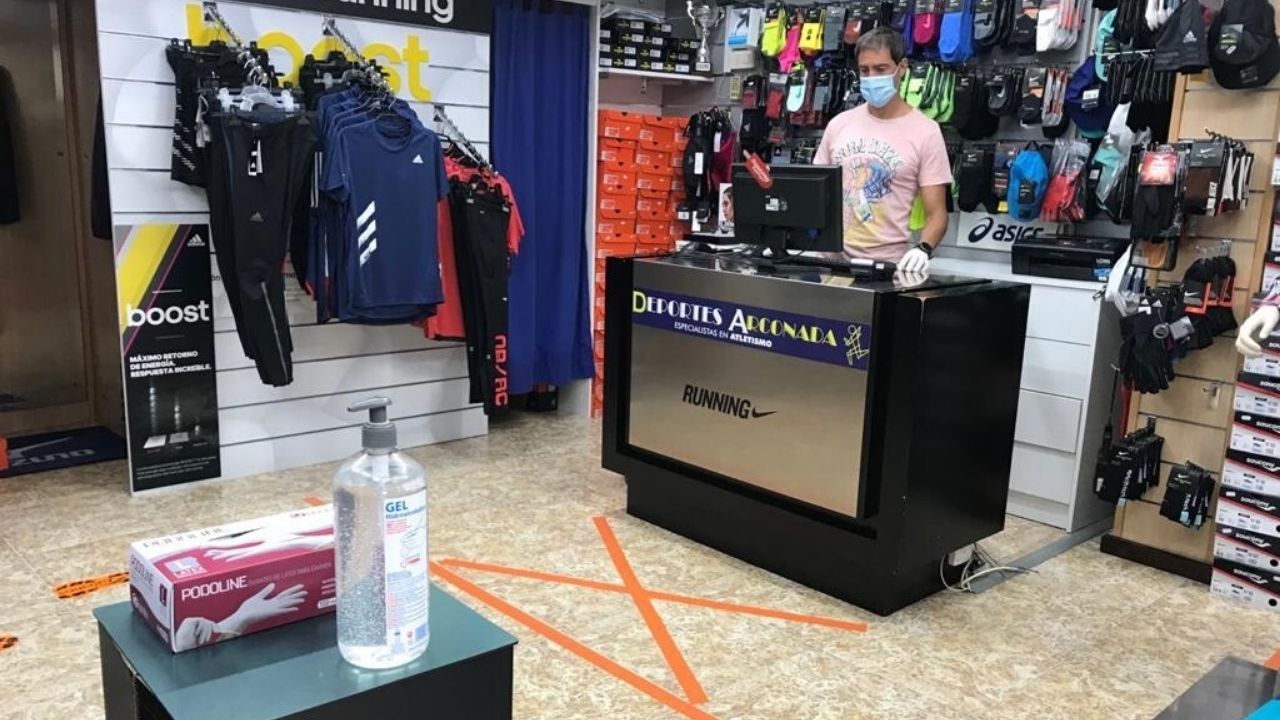 Jos� Arconada, hoy, en el mostrador de su tienda Deportes Arconada