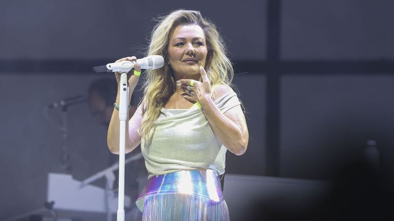 Delirio por una Amaia Montero a la que se le olvidan las letras en el concierto de La Oreja de Van Gogh en Madrid