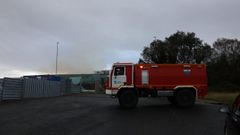 Un camin de bomberos junto a la planta de Sogarisa, en el polgono industrial de As Somozas, el domingo