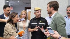 La ministra de Defensa, Margarita Robles, el jefe de la Unidad Militar de Emergencia, Miguel Alcaiz, y el presidente del PP, Pablo Casado, este mircoles en Las Palmas  
