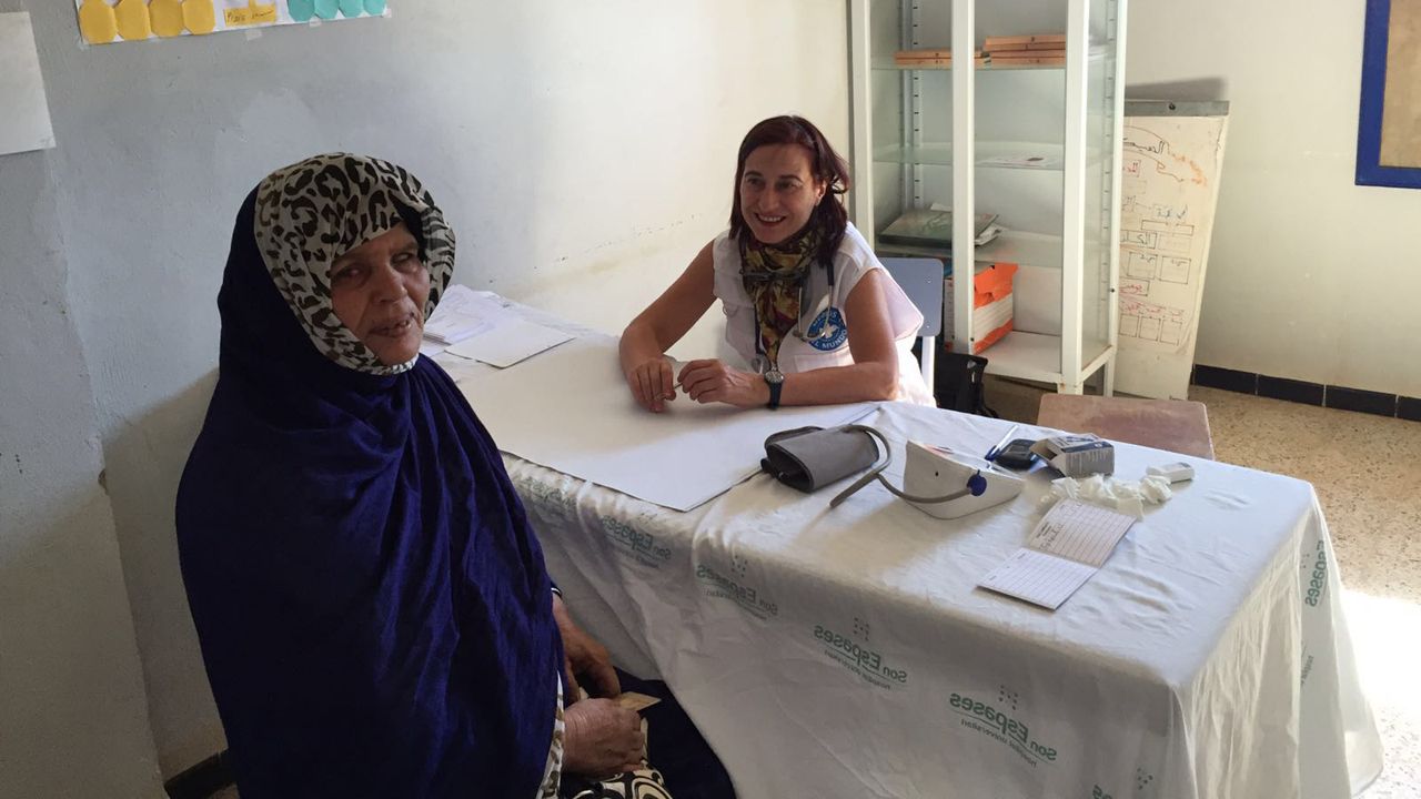 La visin del coronavirus de un asturiano en Shanghi.Azucena Esteban atiende a una mujer en uno de los campamentos saharahuis