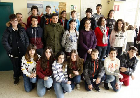 <span lang= es-es >Sus autores</span>. El mapa es obra de estudiantes de 1º y 2º de ESO del IES Daviña Rey. Alumnos de BAC desarrollan una aplicación para móvil basada en él.