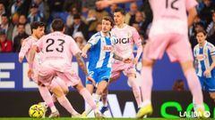 Ilic, Fonseca y Reina tratan de robar el bal�n a Carlos Romero durante el Espanyol-Oviedo