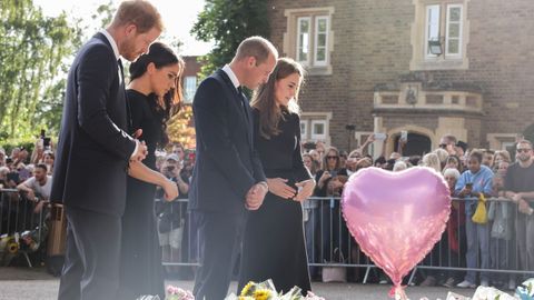 Guillermo, Enrique, Catalina y Meghan se pararon el sábado a leer los mensajes en los ramos y coronas de flores depositados ante el castillo de Windsor.