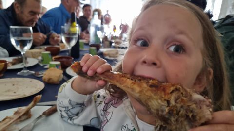 Hasta los ms pequeos disfrutaron del cordero asado