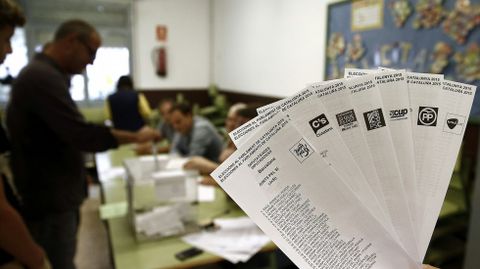 Las papeletas de los diferentes partidos que concurren a las elecciones al Parlamento Cataln