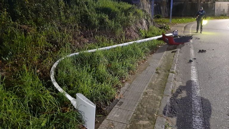 Da positivo en drogas tras chocar contra una farola y el muro de una casa en Pontevedra