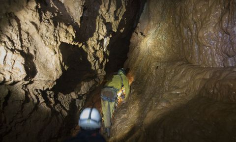 Na galera principal da cova abundan os pasos estreitos, as subidas e as baixadas. 