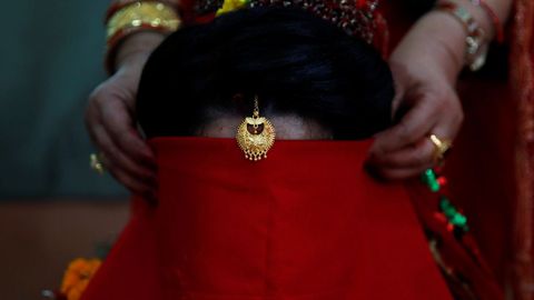 Parte del ritual de un casamiento en Nepal