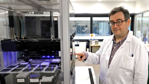 El jefe de servicio de microbiologa del Chuvi, Francisco Vasallo, ensea en el laboratorio del Cunqueiro una mquina que procesa muestras de coronavirus para hacer una PCR con la que saber a qu variante pertenece