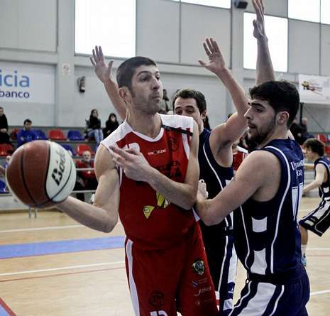 El puente de Calvo Sotelo tiene pilar y estribos de siller�a de granito y el espig�n izquierdo de Ponte Ribeira es de granito.