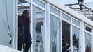 Un agente se asoma a una de las ventanas del hotel que sufri el ataque en Somalia.