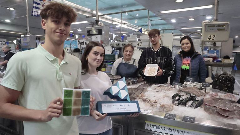 Estudiantes coruñeses elaboran «baldosas de mar» con escamas de pescado