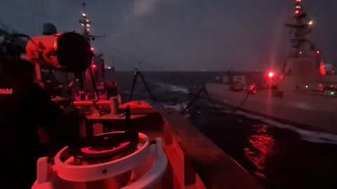 El Buque de Aprovisionamiento de Combate Cantabria realiza un aprovisionamiento nocturno en la mar con la fragata Blas de Lezo