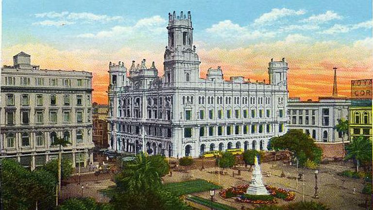 Una postal del Centro Asturiano de la Habana, erigido por emigrantes y nacionalizado por Fidel Castro tras la revolución