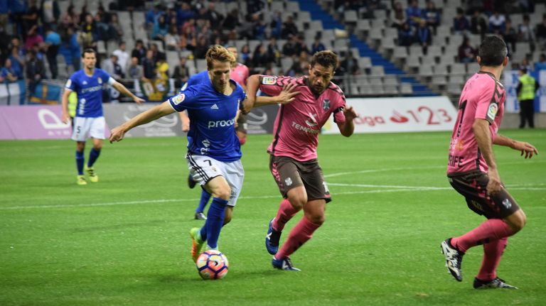 Susaeta y Aitor Sanz luchando por un balón en un Oviedo-Tenerife de la 16/17
