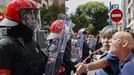 Imagen de archivo durante una protesta en un hogar del jubilado controlada por la Polica.
