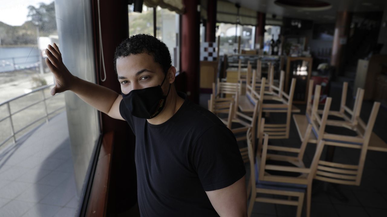 Alixon Smith trabaja en el Preludio, que mantiene el servicio de comida para llevar