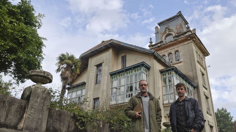 Moncho Rey y Pedro Pablo Ríos, delante del chalé de Canido